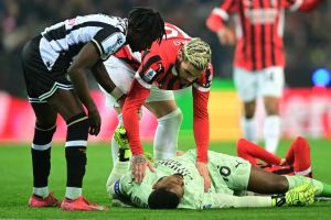 إصابة عنيفة لنجم ميلان الإيطالي تفقده وعيه بعد اصطدامه بزميله